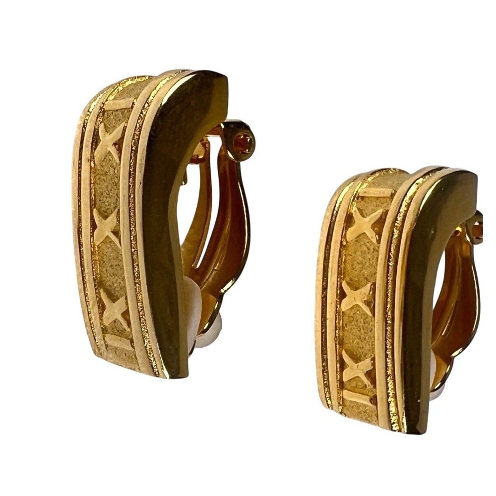 VTG Designer Inspired J Hoop Clip On Atlas Earrings Gold Roman Numeral Textured